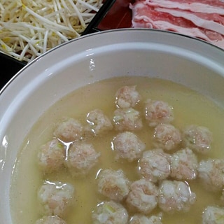 創味シャンタンで鶏団子鍋